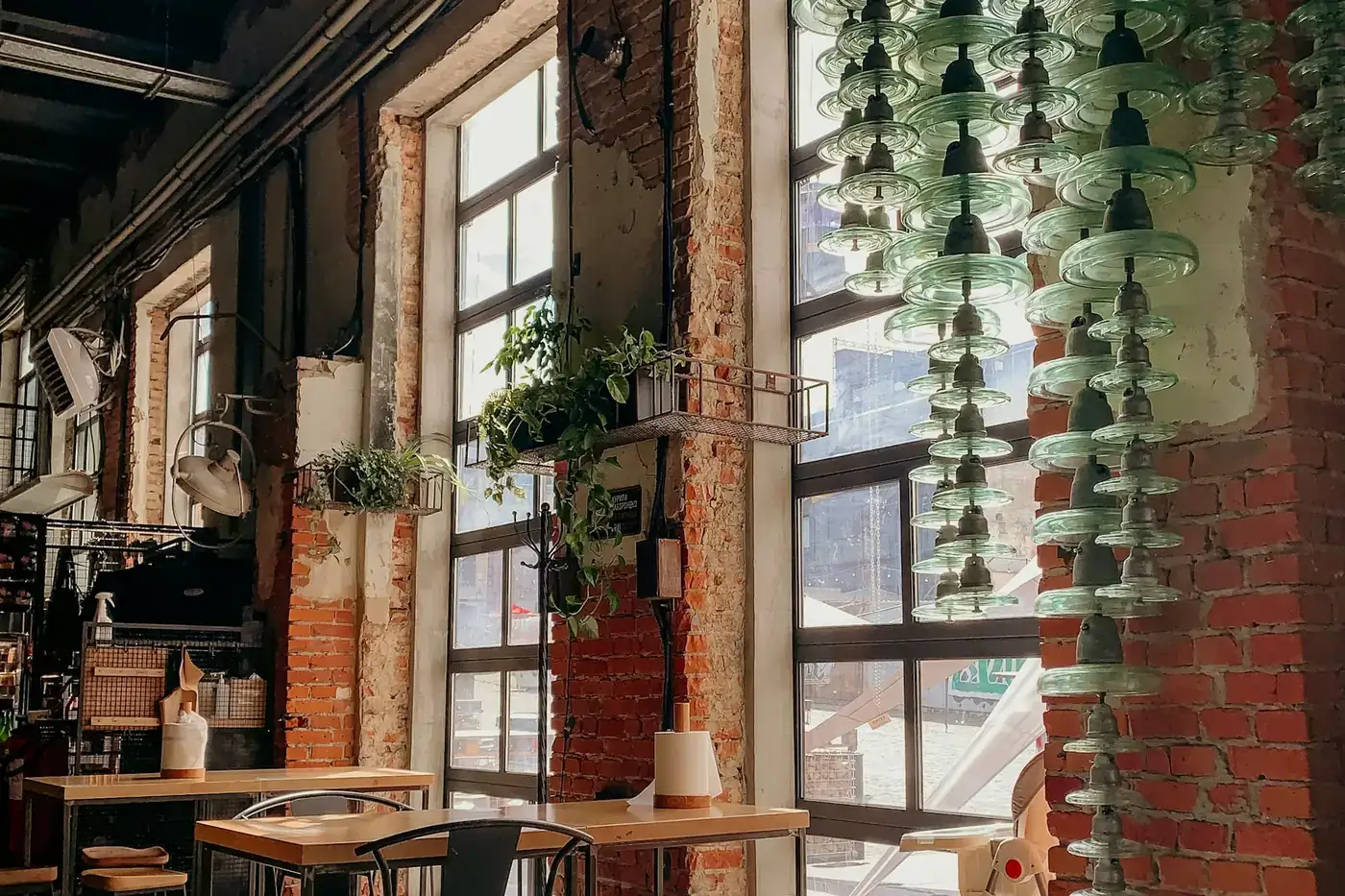 Doğal ışık alan bir kafenin iç mekânı
