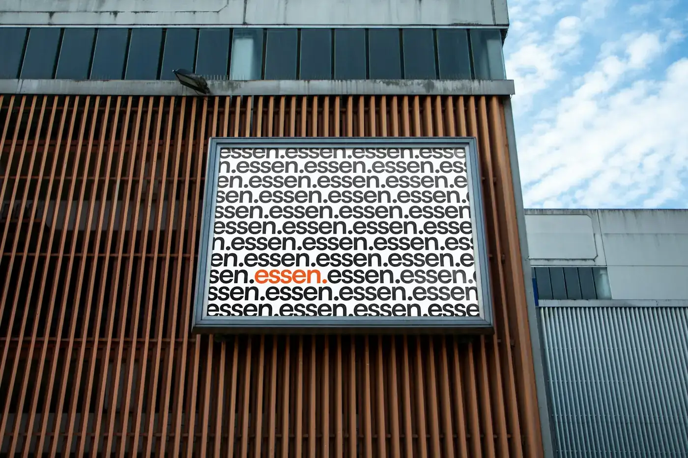 Bina cephesinde çerçeveli reklam panosu