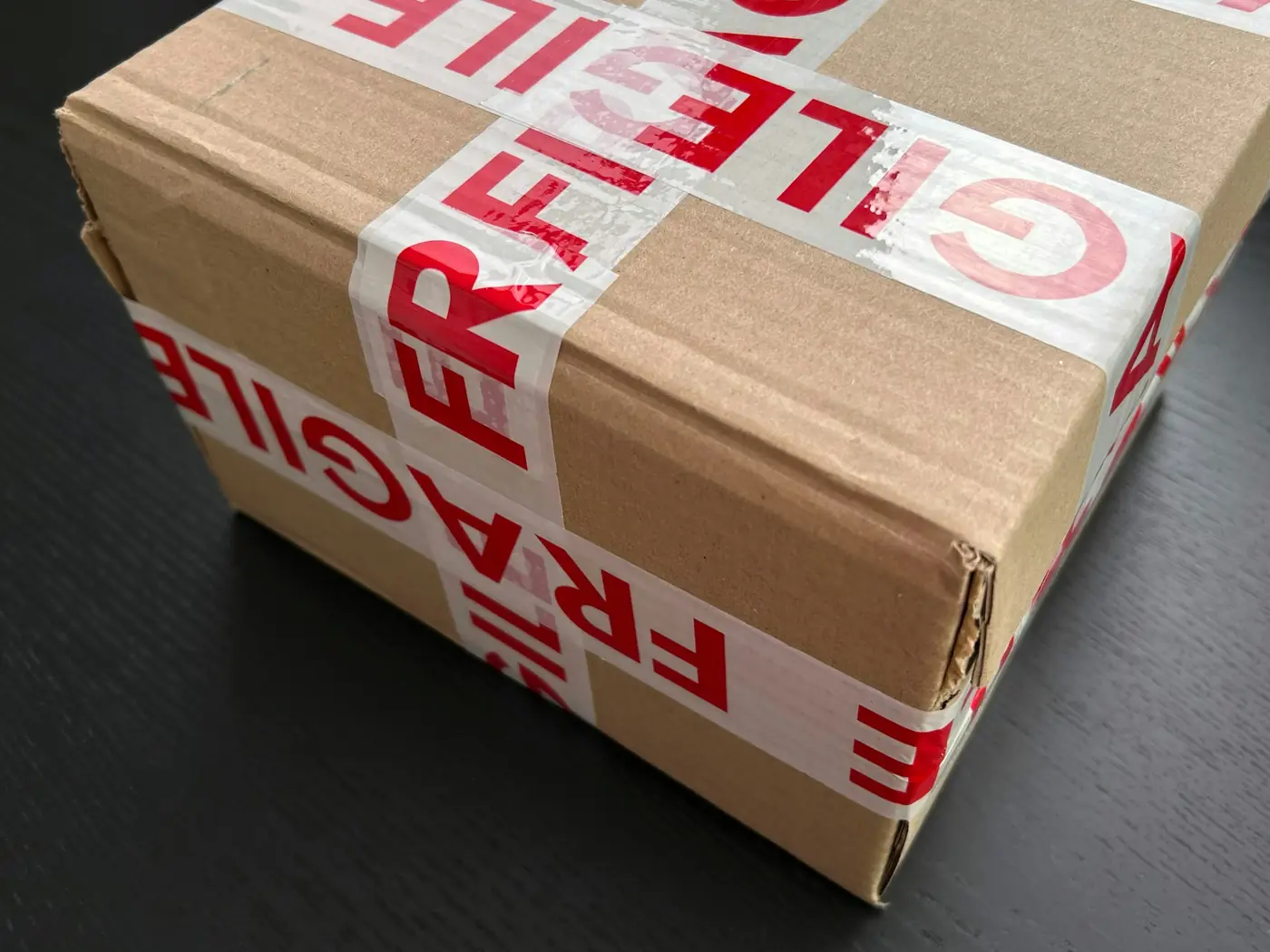 Kırılabilir bandıyla paketlenmiş koli