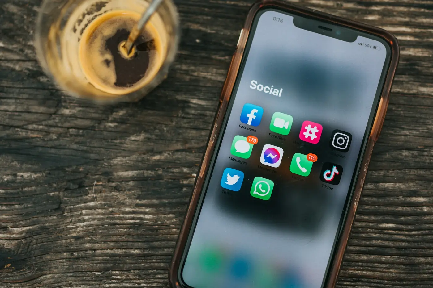 Masada sosyal medya uygulamaları açık akıllı telefon